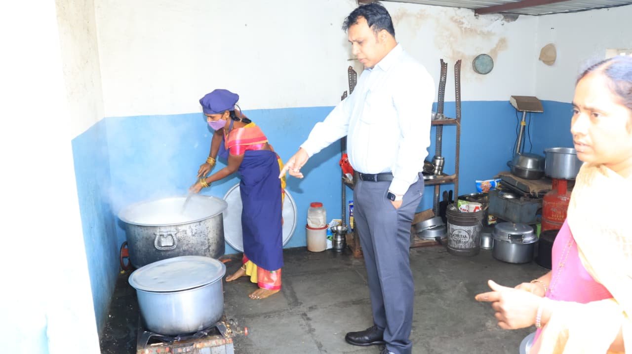 మార్చ్ 16 జనగాం మెరుగైన వైద్యం అందాలి   పరిసరాలు పరిశుభ్రం గా ఉండాలిమెనూ ప్రకారమే భోజనం   పదవ తరగతి విద్యార్థులకు మాథ్స్ భోధించిన కలెక్టర్   విద్యార్థులు కష్ట పడి చదవాలి   జిల్లా కలెక్టర్ సందీప్ కుమార్ ఝా  